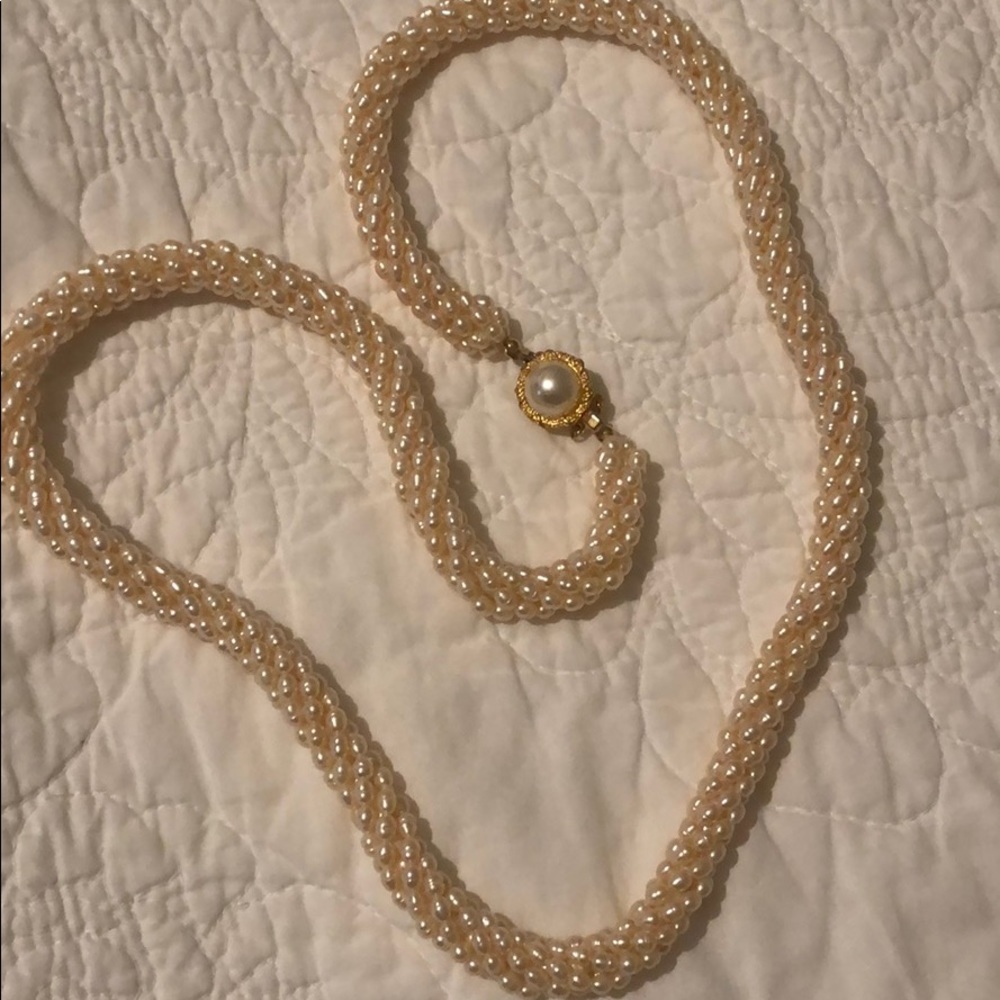 Twisted pearl necklace